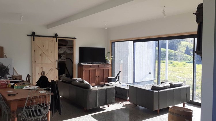 Mahurangi West Villa - Lounge of the house with the outside view